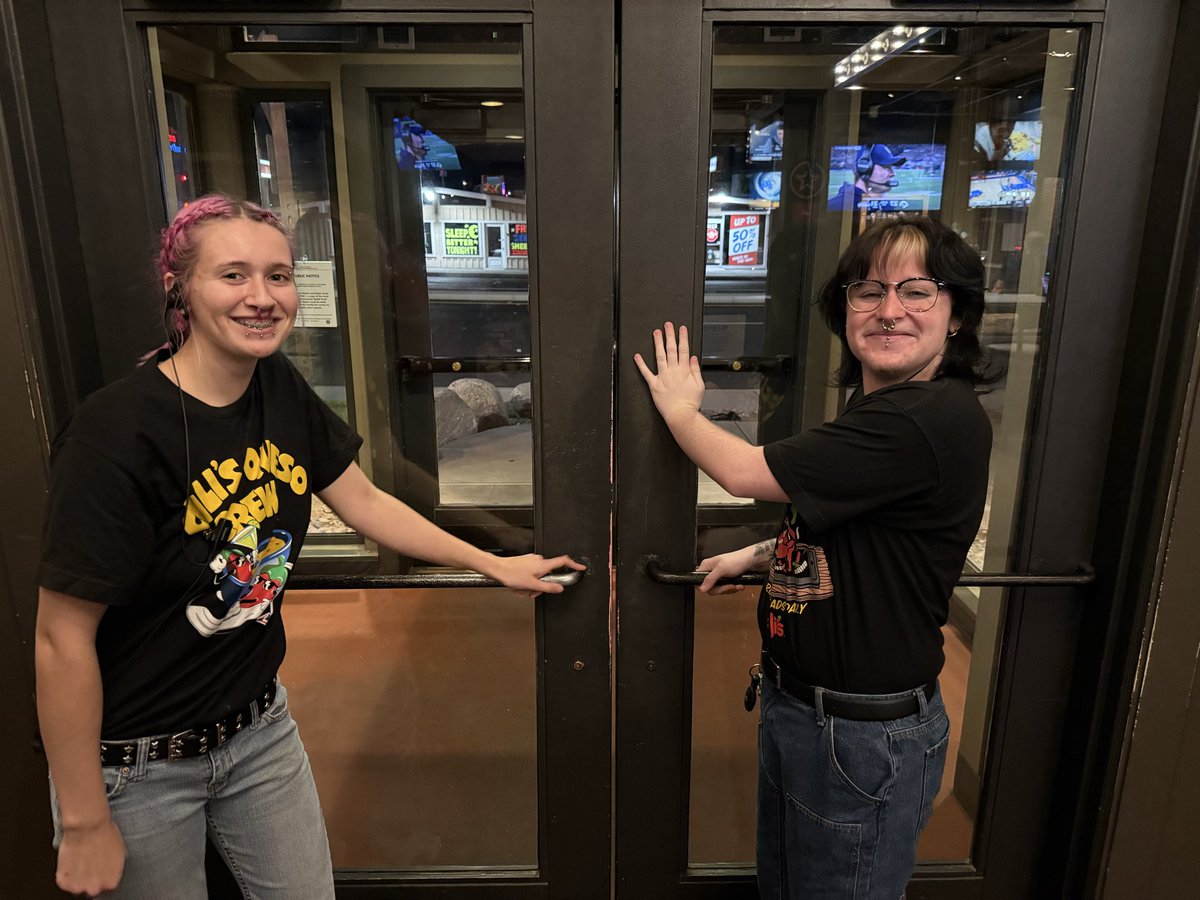 TonaBologna's tweet photo. #TeamHemet wants to give a shout out for these #chiliheads🌶️🌶️ Both Hollie and Milo welcomed all our guests to our party with big smiles and opening the door for all guests!  So proud!!🌶️❤️#chiliheadhospitality  #workinghappy @Chilis @DeannaOrlando https://t.co/UUbAdG1RHh