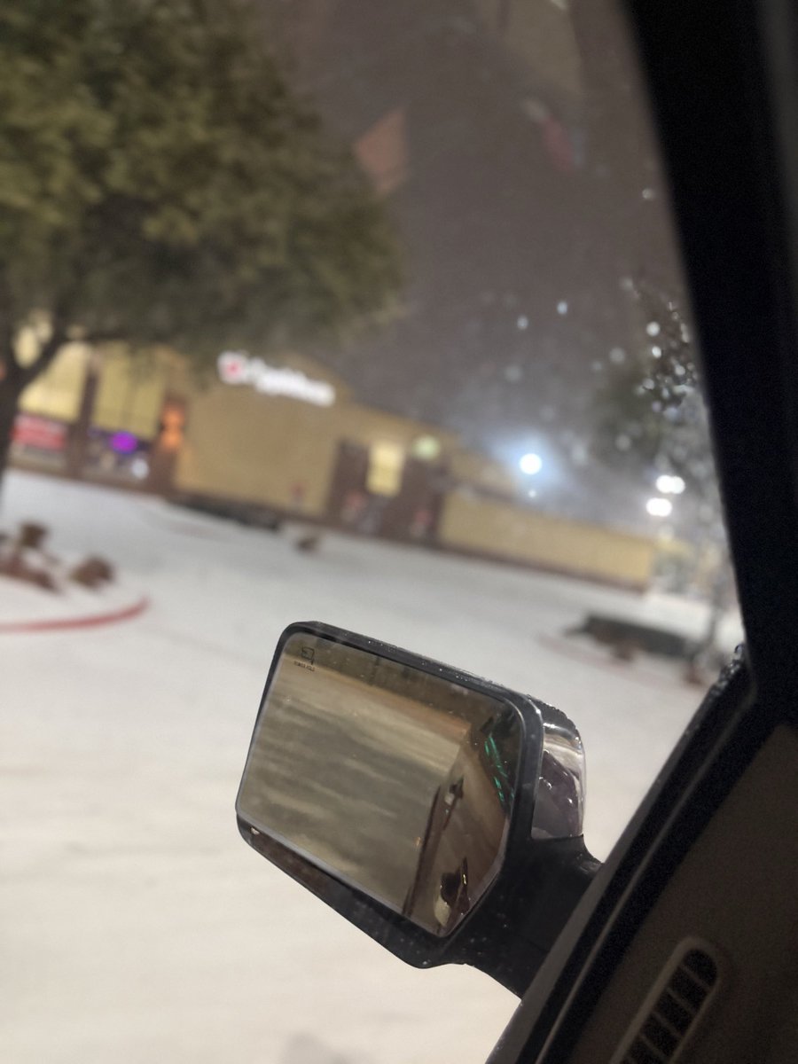 Emanesketit's tweet photo. Sooooooooooo disappointed about DIN and DRI being closed this snow day! 🤤@MadMoneyOnCNBC whataburger it is:) @Whataburger thank’s peep’s of the delicious whataburger! Peace out! ☃️☃️⛄️❄️🏂🎿🌨️🍧 https://t.co/0IKMfHsBGG