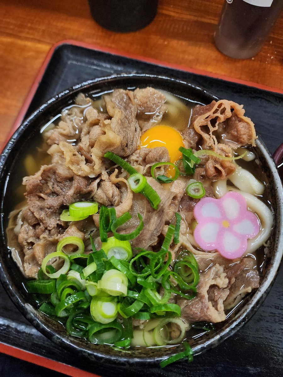 行こうと思ってたお店が月曜定休なため綿谷でうどん。この量食べるのキツくなってきたな。食べ終わって出たらちょうどお勤めの人のお昼休みで長蛇の列できてました。