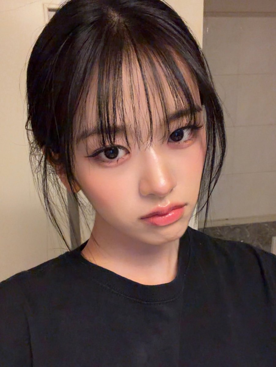 just yujin’s selca tweet media