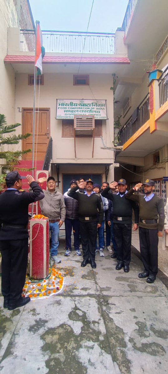 🇮🇳 77वें गणतंत्र दिवस के अवसर पर  मंडल प्रबंधक महोदय भा.खा.नि. मंडल कार्यालय, श्रीनगर(ग.) द्वारा राष्ट्रीय ध्वज फहराया गया। इस पावन अवसर पर अधिकारी/कर्मचारी उपस्थित रहे।#RepublicDay2026 #JaiHind