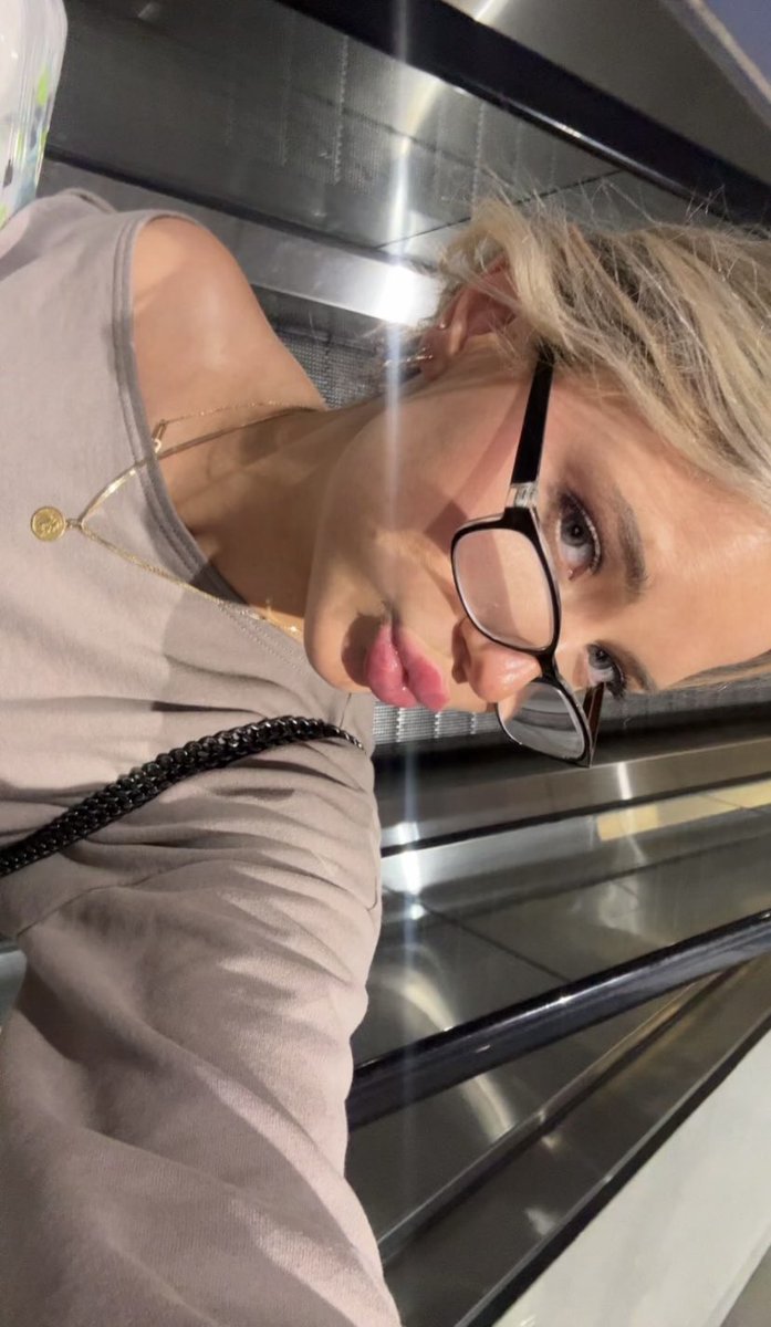 emmamooor's tweet image. Say “Hi”🥰