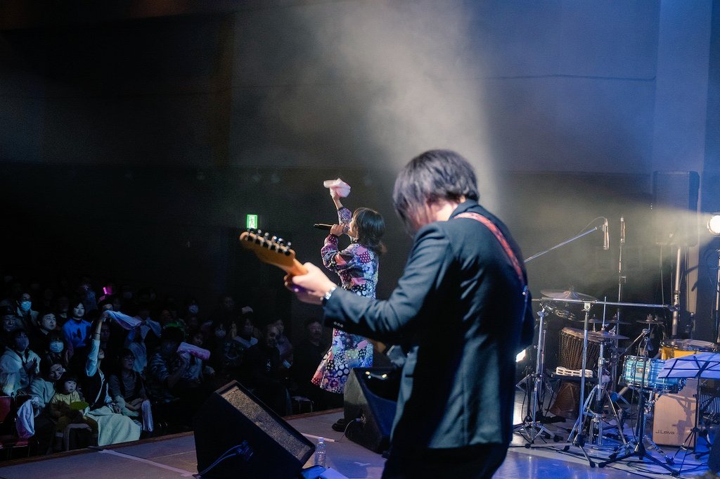 撮影班の近藤さんから戴いた
ROCOバンド写真📸

【ROCOバンドセトリ】
①ヒーロー
②いっせーのせ
③バイバイ
④無題
⑤5月21日
⑥会社員シンガー
⑦ごめんあそばせ(ｱﾝｺｰﾙ)

ROCOちゃんのバックで演奏できて本当に光栄だったよ。

俺のズボンの股は破れてたけど。