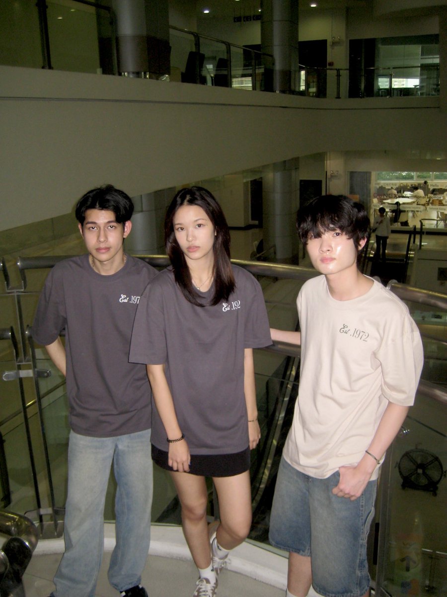 lawchulapeeps's tweet photo. Law Chula peepsss 👀💌
เปิดเทอมใหม่ เรามีคอลสุดท้ายของปีการศึกษา มากับเสื้อและกระเป๋าสุด minimal พร้อมเป็น everyday look ของทุกคน 😉💘

🪩Oversized T-shirt 329 บาท (สี Charcoal &amp; Sand) 
🪩Canvas Tote Bag 259 บาท

#EverydayCounsel #LawChula #LLBel #นิติจุฬา https://t.co/ZYpIHp2duc