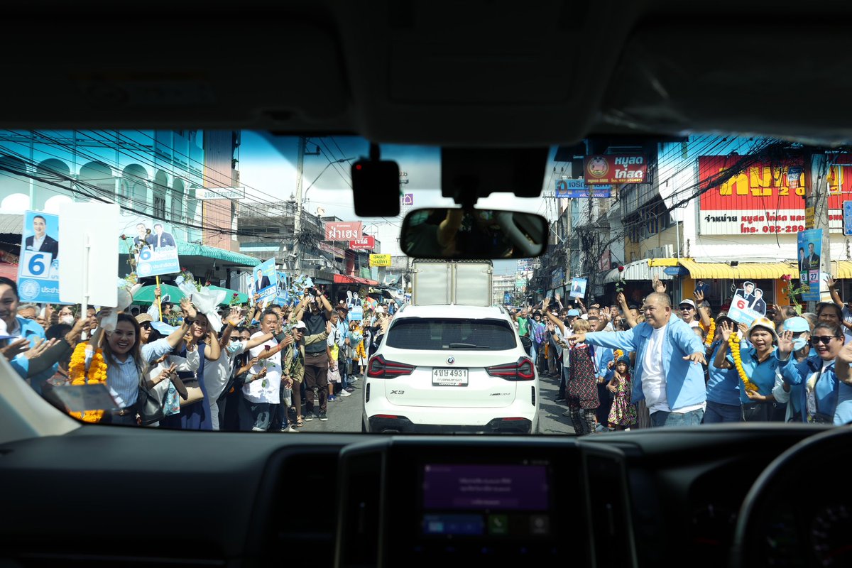 democratTH's tweet photo. ชุมพรไม่ทิ้งกัน ! แห่รับ ‘อภิสิทธิ์’ 🩵 แน่นตลาดสด ปลื้มอ้อมกอดชาวใต้ "ทำงานการเมืองมา 30 ปี ใช้เวลาเดินเข้าเวทีนานที่สุด  
.
บัตรสีชมพู เข้าคูหา ✖️ 
กาเบอร์ 27 เลือกพรรคประชาธิปัตย์
.
#พรรคประชาธิปัตย์27 
#เลือกตั้ง69 
#เลือกตั้ง2569 
#ประเทศไทยไม่ทน 
.
ผลิตโดย พรรคประชาธิปัตย์ 67 ถ.เศรษฐศิริ แขวงพญาไท  เขตพญาไท กรุงเทพมหานคร 10400  จำนวน 1 ชุด ตามวันเวลาที่ปรากฏ ที่ส่งมาในครั้งนี้