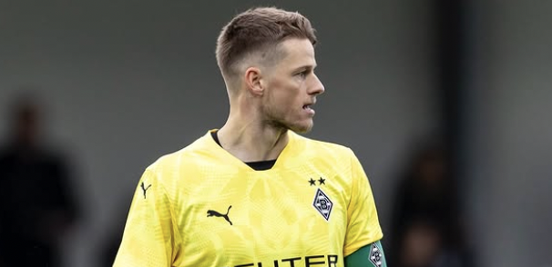 Daniel_Rmano's tweet photo. 🇨🇭MERCATO : Jonas #Omlin va être le nouveau gardien du Bayer Leverkusen. L'ancien gardien du Mont, Lucerne, Bâle et Montpellier va débarquer en provenance de Mönchengladbach selon @Plettigoal. Visite médicale prévue ce lundi. https://t.co/pVWXEcGa1D