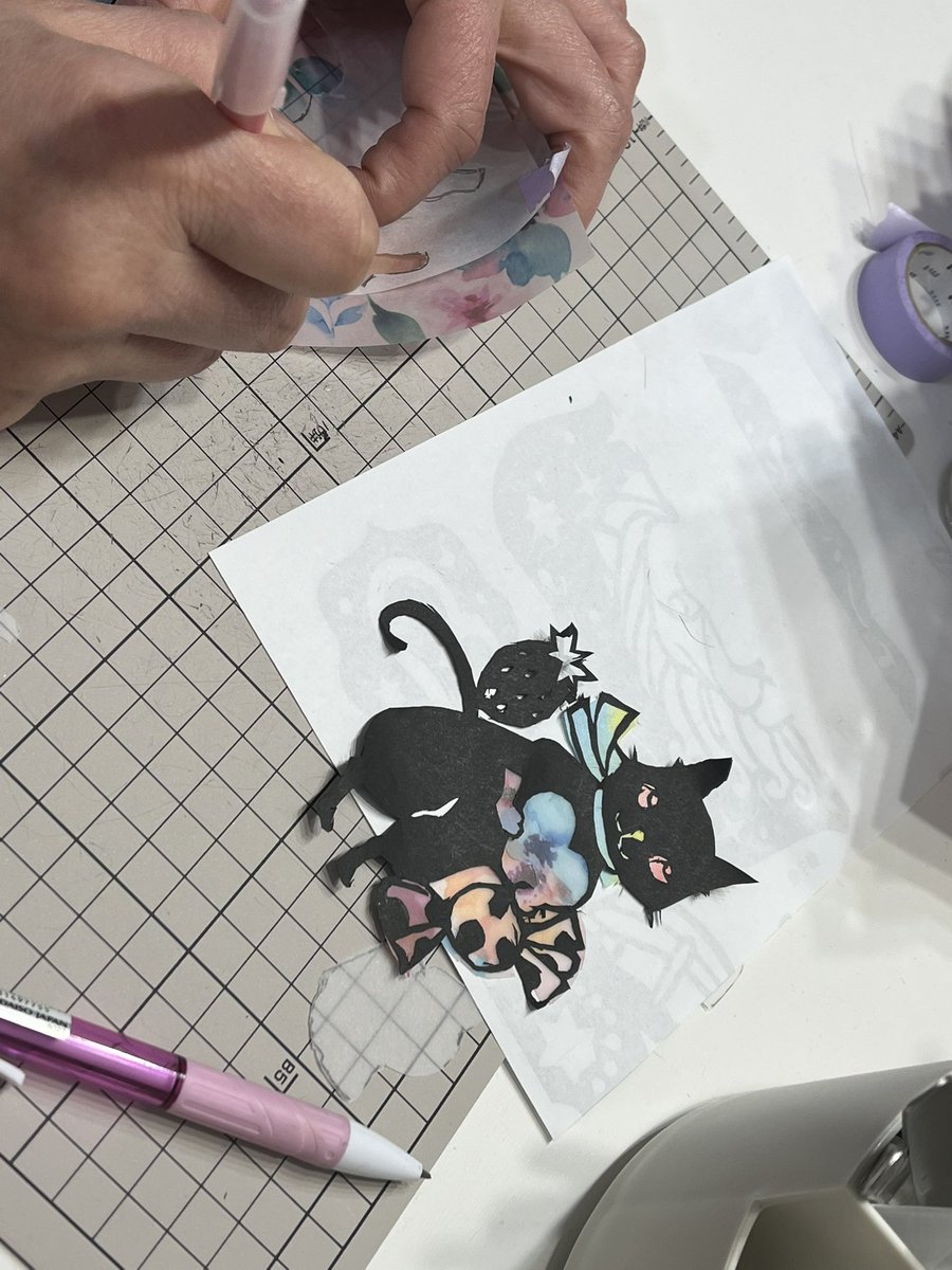 riculi_'s tweet photo. 切り絵教室の一コマ
トレーシングのデザインペーパーを貼っても
とても可愛いのです

#切り絵　#教室　#西荻窪 https://t.co/DAtHfSANXY