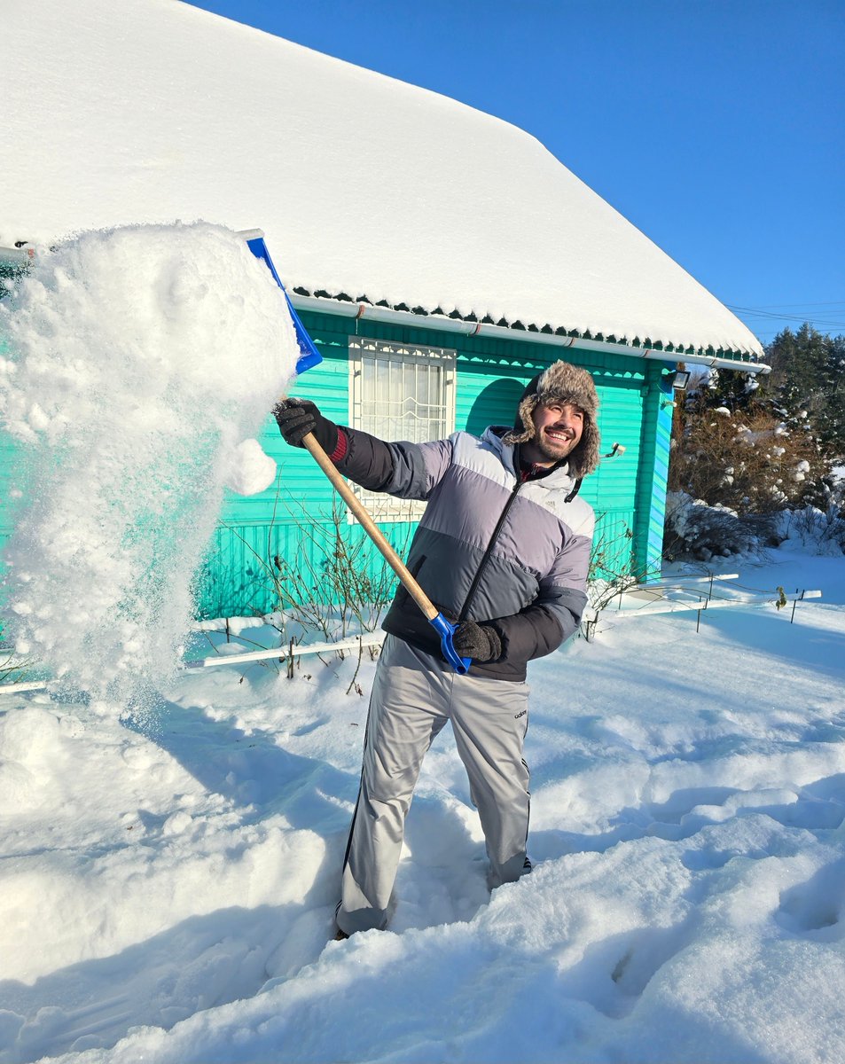 There is nothing better to feel the land of your ancestors than to take a shovel and clear the snow where you played as a child.
#Belarus #Diplomacy #Labor #Winter