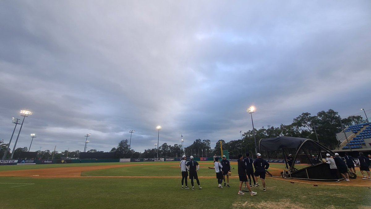 야간 엑스트라 훈련 중 현지 시간 저녁 7시 하늘이 이렇습니다