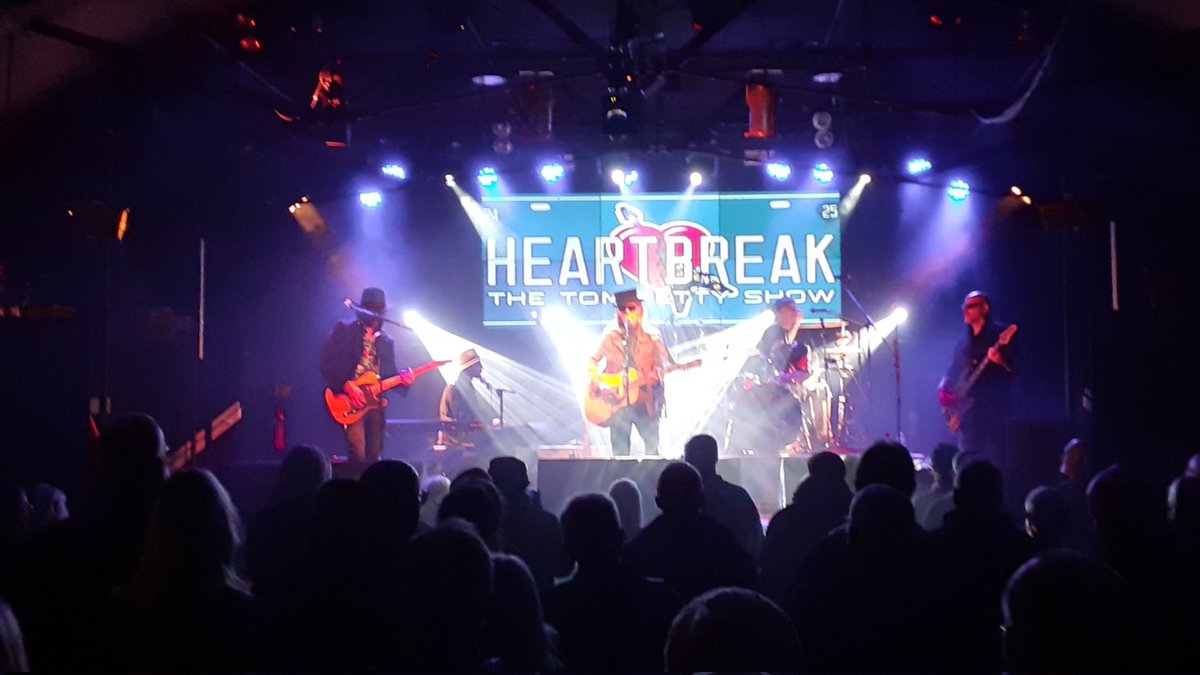 elobf_kjs's tweet photo. Superb gig by @HeartbreakShow Heartbreak: The Tom Petty Show at @therobinvenue last night! Attention to musical detail was astounding! Go see 'em! https://t.co/rwFyjSf5Sx