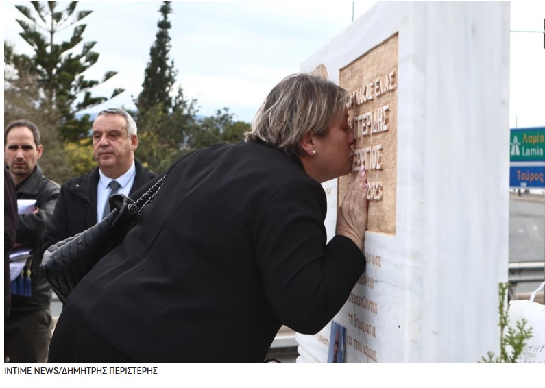 pontifex1054's tweet image. Αυτή είναι η μητέρα του δολοφονημένου Γιώργου #Λυγγερίδη.
Όπως είπε κι ο @ArisPortosalte κανείς δεν την γνωρίζει.
Δεν την αναφέρουν ως "μάνα όλων μας" εν αντιθέσει με τις μητέρες άλλων δολοφονημένων.
Ο λόγος απλός.
Ο γιος της ήταν ένας χωροφύλακας.
Αναλώσιμος δηλαδή.
#Λυγγερίδης