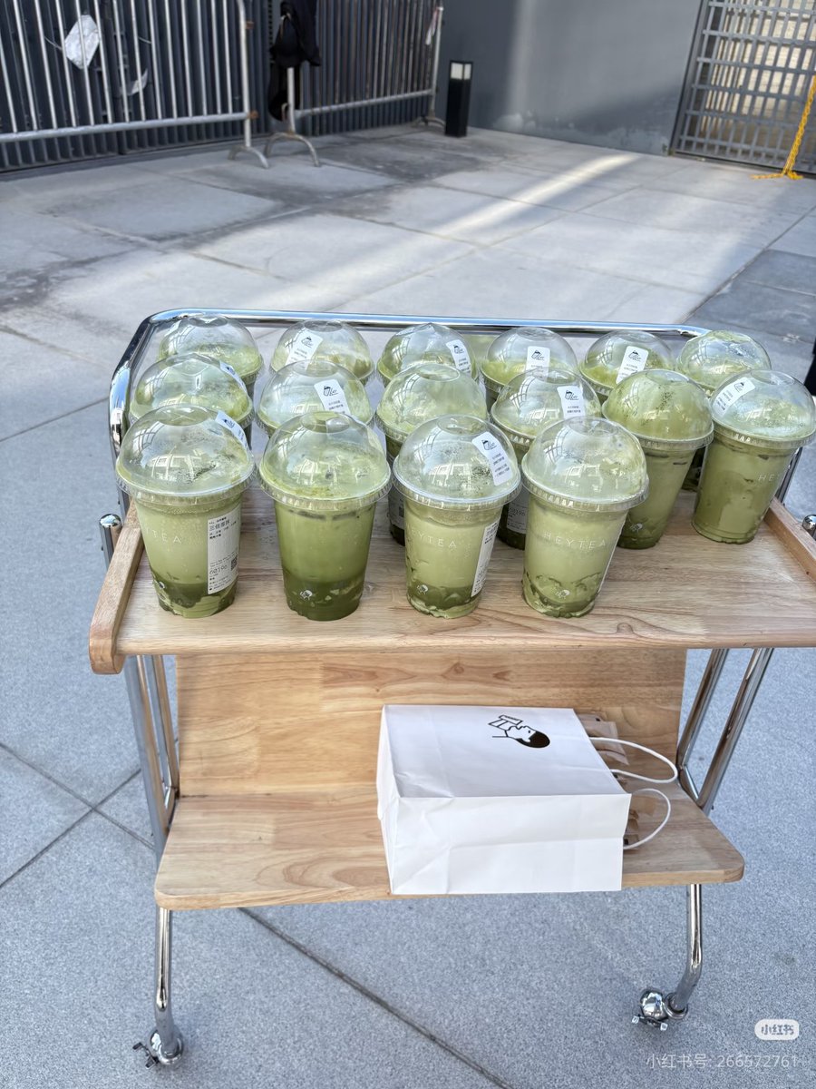 RySpoil's tweet image. เอางี้นะ ทุกวันนี้แบรนด์ชาเขียวที่ลิซ่าเผลอถ่ายลงยังซับพอร์ตและเรียกเอนเกจจากลิซ่าอยู่เลย คอนที่ฮ่องกง 3วัน ทางร้านจัดกิจกรรมแจกวันละ100แก้ว เงื่อนไขคือติดตามและแฮชแท็กลิซ่า แล้วมีคนมาถามหาเต็มว่าอยู่ตรงไหน คนมารับก็ช่วยถ่ายรูปแพร่ข่าวออกไป เนี่ย! เขาต่อยอดเป็น ได้เอนเกจฉ่ำ