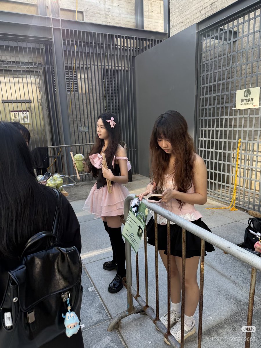 RySpoil's tweet image. เอางี้นะ ทุกวันนี้แบรนด์ชาเขียวที่ลิซ่าเผลอถ่ายลงยังซับพอร์ตและเรียกเอนเกจจากลิซ่าอยู่เลย คอนที่ฮ่องกง 3วัน ทางร้านจัดกิจกรรมแจกวันละ100แก้ว เงื่อนไขคือติดตามและแฮชแท็กลิซ่า แล้วมีคนมาถามหาเต็มว่าอยู่ตรงไหน คนมารับก็ช่วยถ่ายรูปแพร่ข่าวออกไป เนี่ย! เขาต่อยอดเป็น ได้เอนเกจฉ่ำ