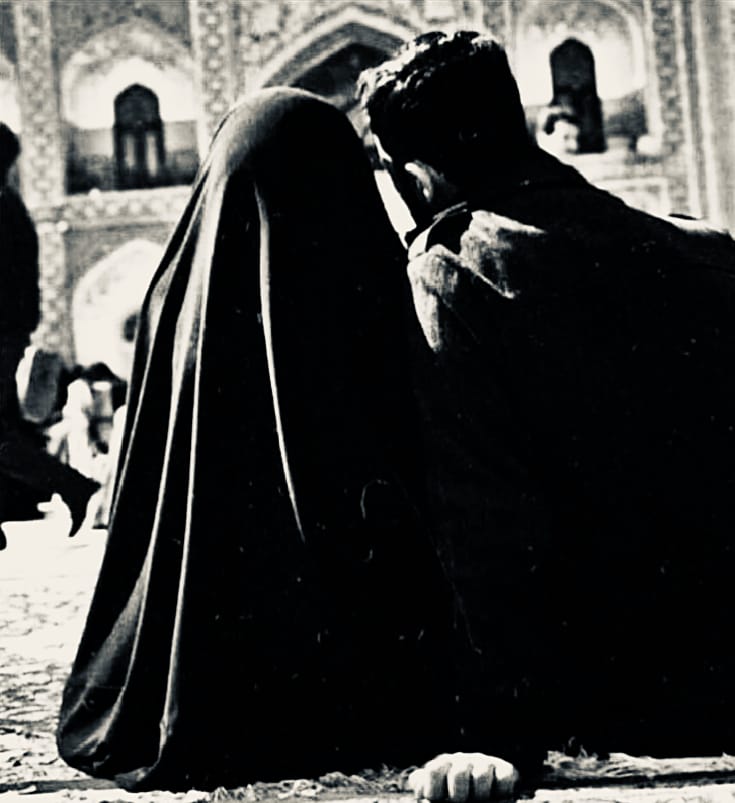 Kişi sevdiğinin ahlakıyla ahlaklanır. 
Bu sevenin elinde değildir. .
Sevgi buna icap ettirir...

İmam-ı Rabbânî