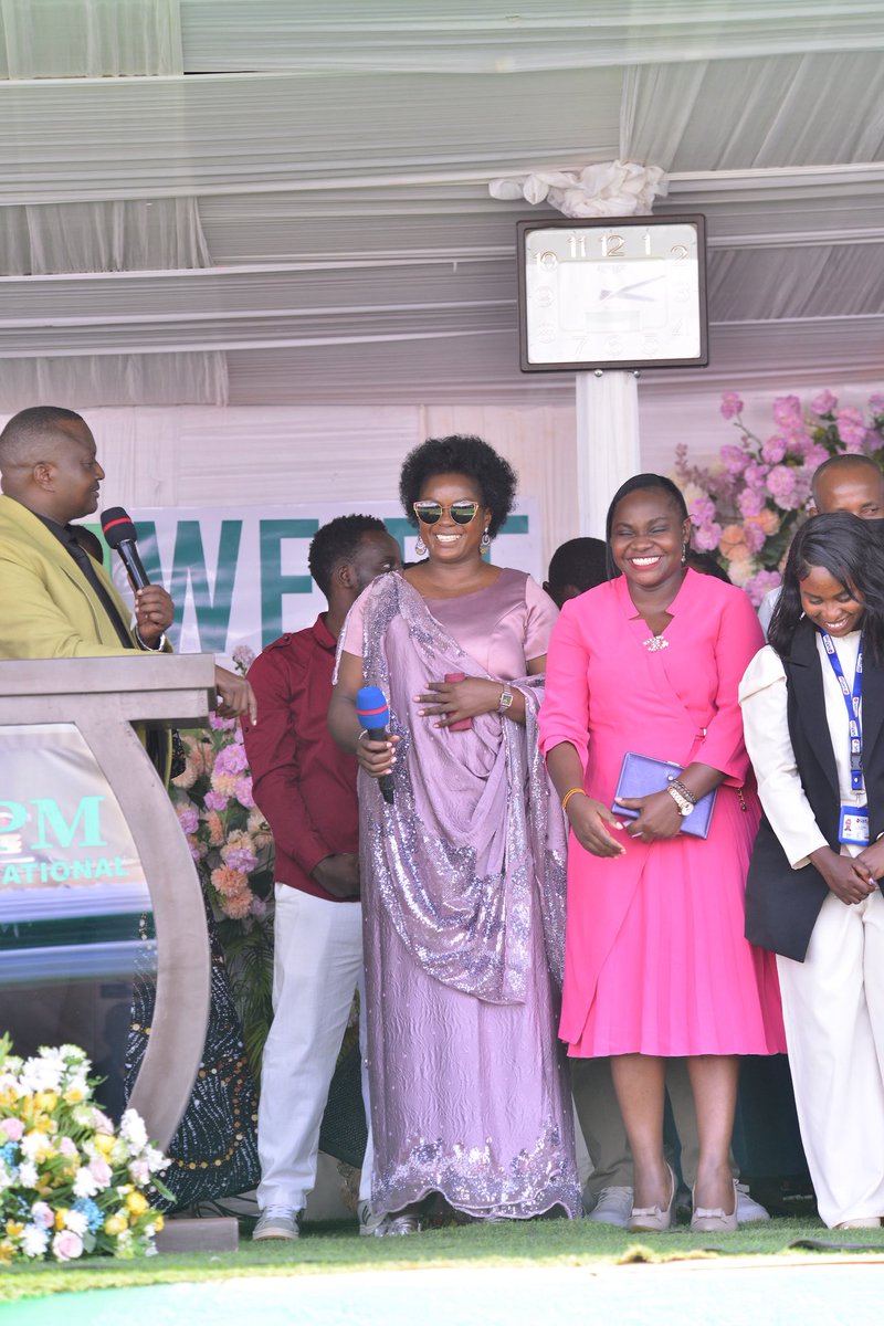 SaltTvUganda's tweet image. Pr Bujjingo yebazizza mukyala we Susan Makula Bujjingo okumunyiriza n’okumuyiirawo omubiri #Thanksgiving