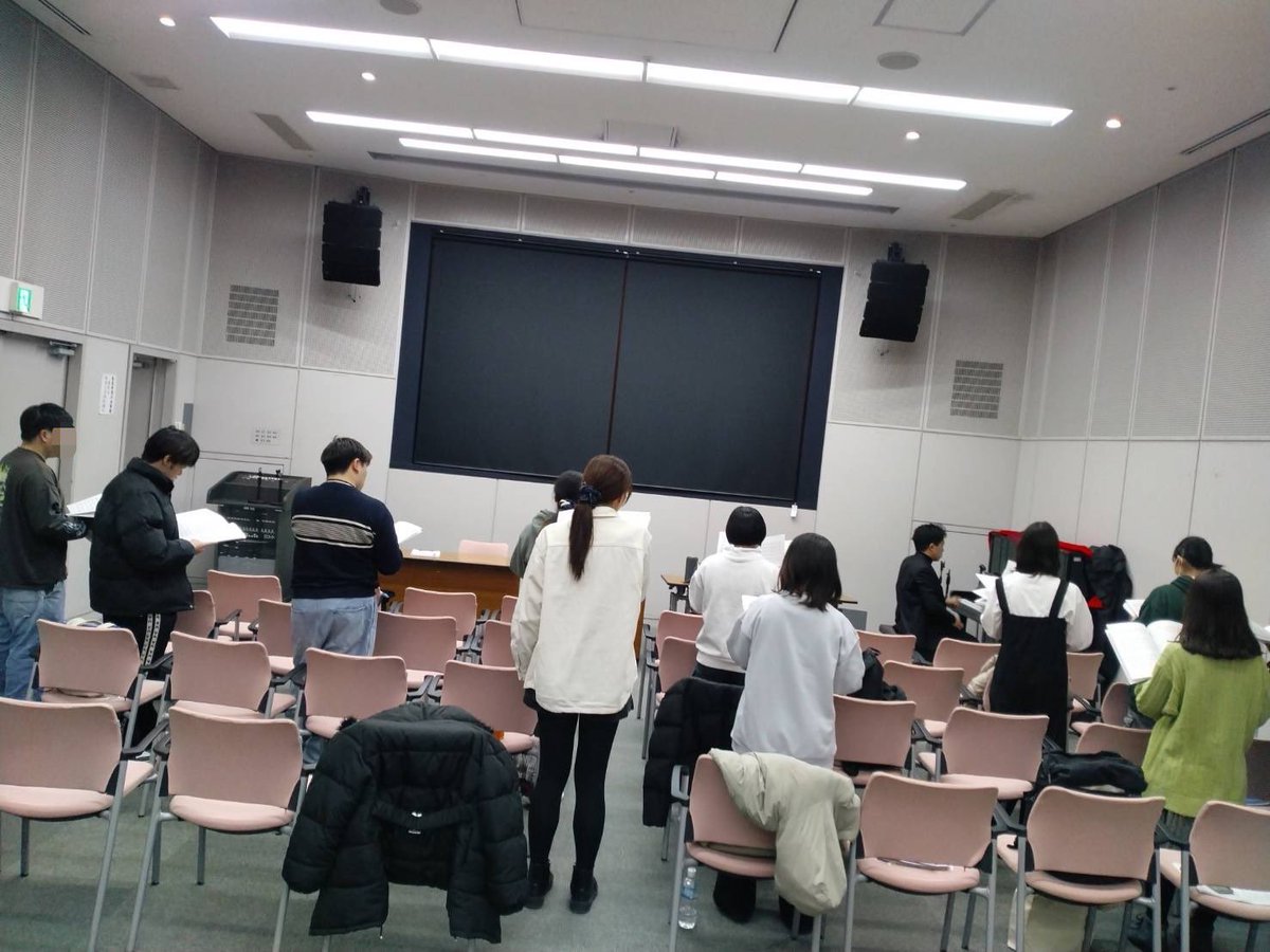 thuchorus's tweet photo. 〈近況報告〉
皆さん お久しぶりです!
新年も定期演奏会に向けて日々練習に取り組んでいます!!
講師の先生のご指導のもと、ラテン語の楽曲に挑戦中です🔥
近々演奏会の詳細も出るので、楽しみにお待ちください!!
＃帝京平成大学 ＃合唱部 https://t.co/QOzxlsee7E
