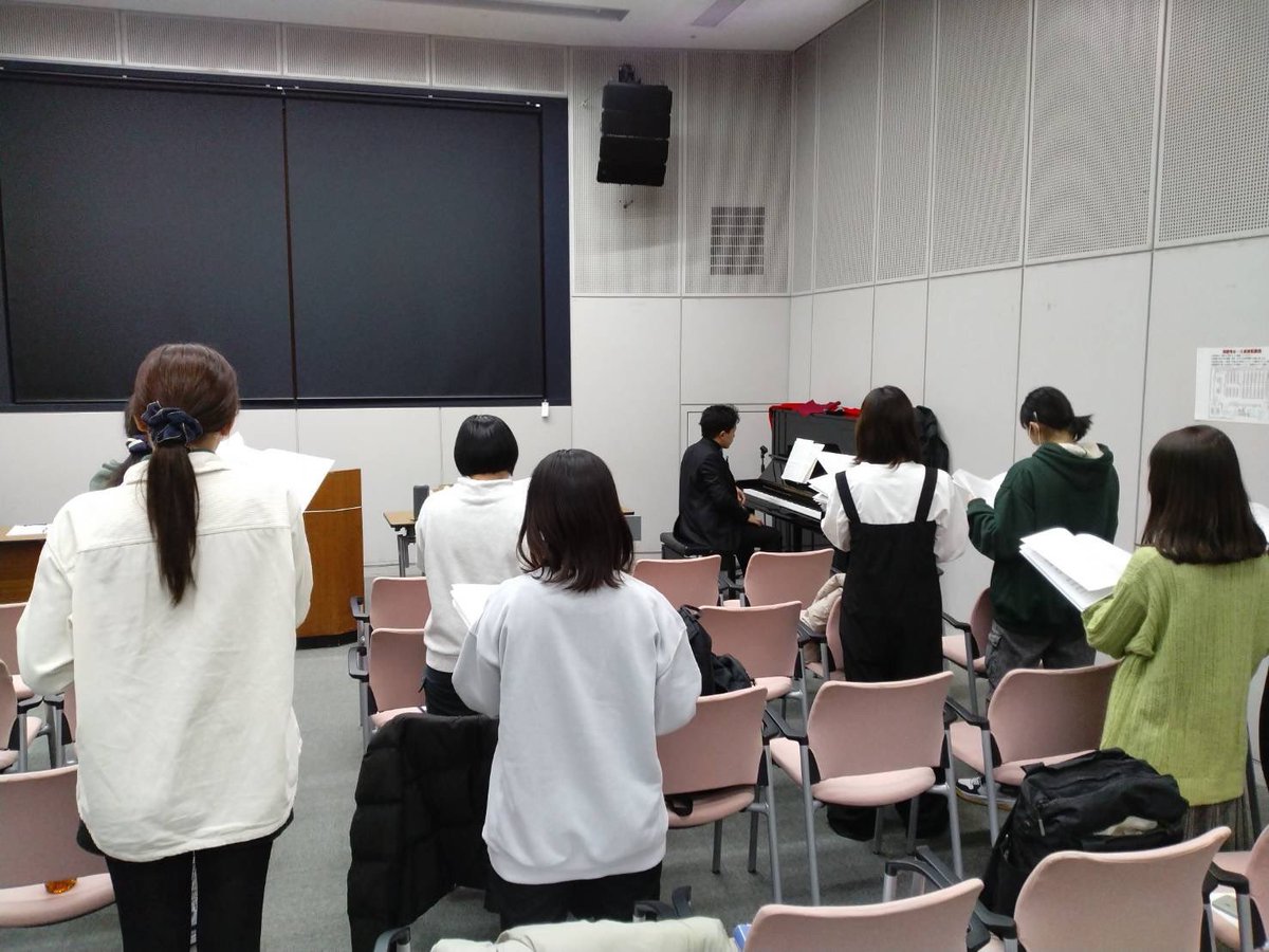 thuchorus's tweet photo. 〈近況報告〉
皆さん お久しぶりです!
新年も定期演奏会に向けて日々練習に取り組んでいます!!
講師の先生のご指導のもと、ラテン語の楽曲に挑戦中です🔥
近々演奏会の詳細も出るので、楽しみにお待ちください!!
＃帝京平成大学 ＃合唱部 https://t.co/QOzxlsee7E