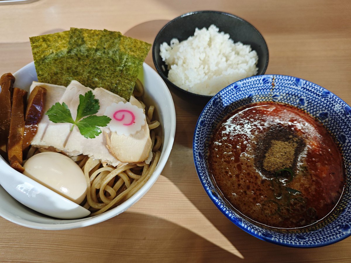 typefun's tweet image. 麺匠 善し田
パッと見で美味しそうだったから入ったけど麺もスープも低温調理チャーシューもメンマもどれもめっちゃ美味かったです
個人的には味玉がほんのちょっとトロッとしてた方が好みだけどあとは完璧でした
個人的に今まで食べたつけ麺の中で三本の指に入る