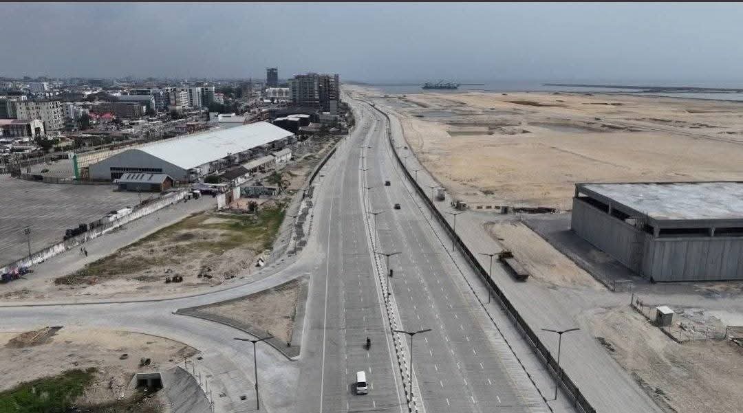 imran_services's tweet photo. I saw these pictures on X, and as someone who has closely followed developments around this location, seeing how it has transformed from what it used to be to what it is now made me pause and say, wow.

#LagosDevelopment #CoastalRoad #LandmarkBeach #InfrastructureDevelopment #UrbanTransformation #LagosProjects #NigeriaDevelopment