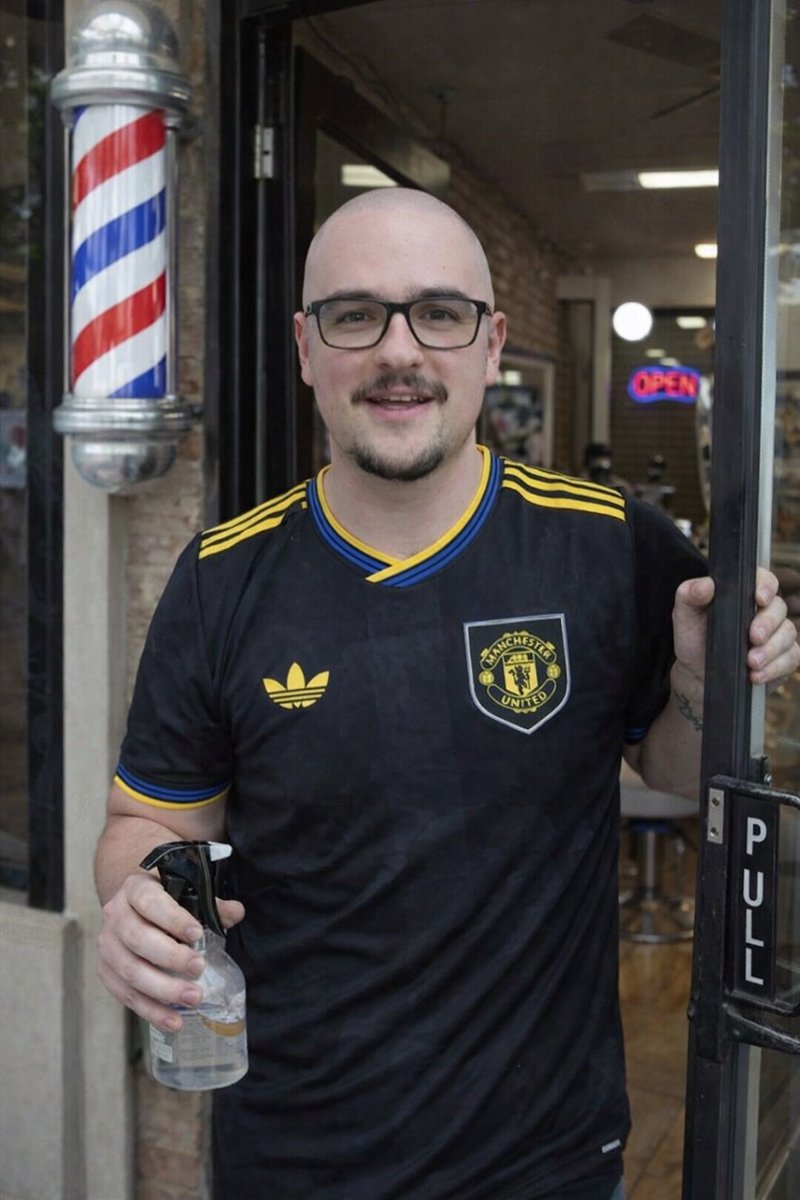 🚨 BREAKING NEWS 🚨
After years of suffering and patience, this Manchester United fan has successfully barbed his hair ✂️🔴
Fresh trim secured. Aura restored.