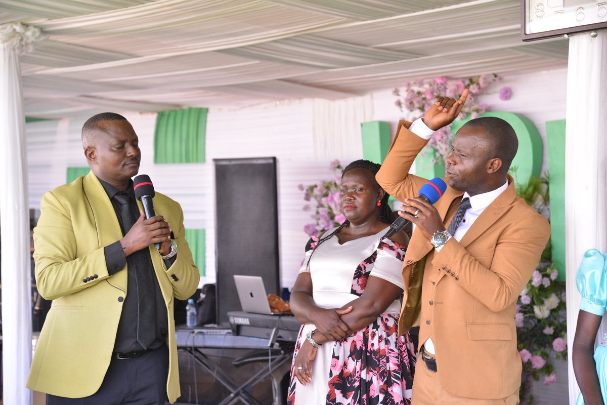 SaltTvUganda's tweet image. Pr Mutaawe ne Mukyala we wamu nabakiriza n’abakadde ba praise Jesus Tower e Jinja mu kwebaza #thanksgiving