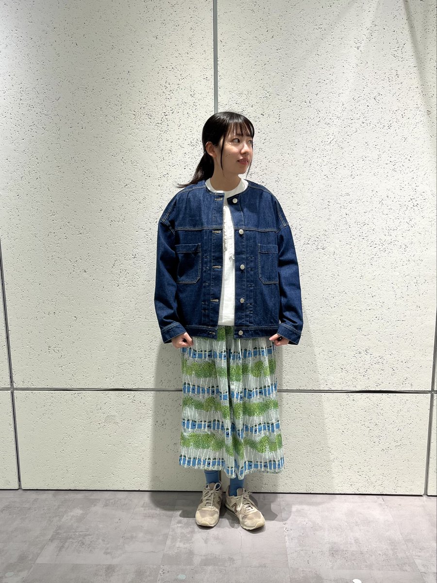 🧥デニム ジャケット👖 ステッチがアクセントになっているノーカラーの