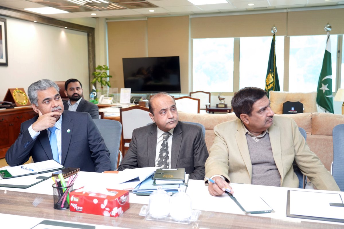 ڈائریکٹر وفاقی جنرل ہسپتال (FGH) کی جانب سے وفاقی وزیرِ صحت سید مصطفیٰ کمال کو وفاقی جنرل ہسپتال (FGH) کی مجموعی کارکردگی، جاری و مجوزہ ترقیاتی منصوبوں، انتظامی امور اور عوام کو فراہم کی جانے والی صحت سہولیات سے متعلق جامع پریزنٹیشن دی گئی۔ اس موقع پر سیکرٹری، ایڈیشنل سیکرٹری اور