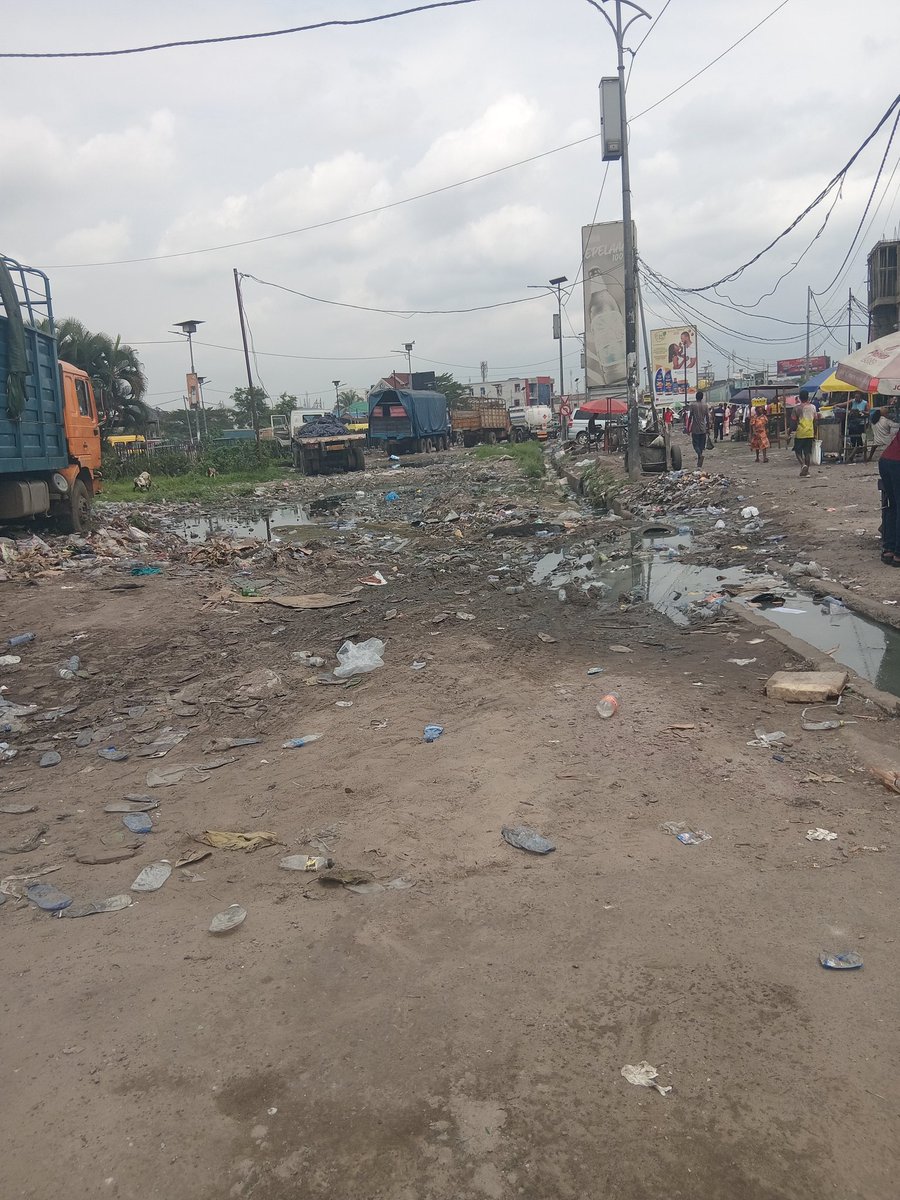 PascalL5990's tweet image. A Kinshasa: le croisement  de l’avenue  poids-lourds et le boulevard  Lumumba  au niveau  de Debonhome s’est transformé  en  un parking. Ce tronçon de moins de 50 mètres peine à  être fini  depuis 2025  par l’OR  et le min prov. des ITP @radiookapi @primature
