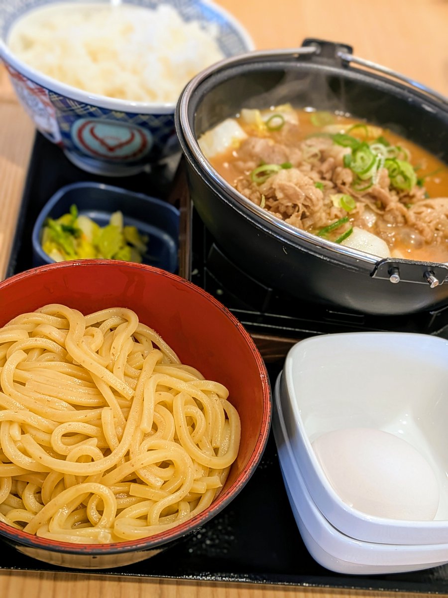 BmbDk's tweet image. みなさ〜〜ん(ﾉ)ω(ヾ)ｺﾝﾊﾞﾝ…⸜(*ˊᗜˋ*)⸝ﾜｧ♡
最近元祖家系の吉野家に行きましたか❓
牛肉玉ラーメン御膳🍥🍚🍜ご飯大盛り🍚ご飯おかわり無料🍚を食べに来ましたよ😋
麺が全粒粉の太麺👌チェーン店でこんな麺見た事ないからびっくり👀‼️…