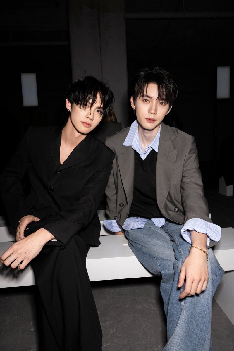 เก็บตกภาพบรรยากาศ คนสนิทของครอบครัว Ami Paris ไบร์ท วชิรวิชญ์ (<a href="/bbrightvc/">bright</a>) และ โจว อี้หราน ร่วมชมโชว์ AMI PARIS Fall-Winter 2026 โดย Alexandre Mattiussi ที่ได้นำเสนอซิลูเอตที่ดูผ่อนคลาย ร่วมสมัยในแบบฉบับของปารีเซียง ใส่ลูกเล่นของสีสันที่สวมใส่ง่ายในชีวิตประจำวัน