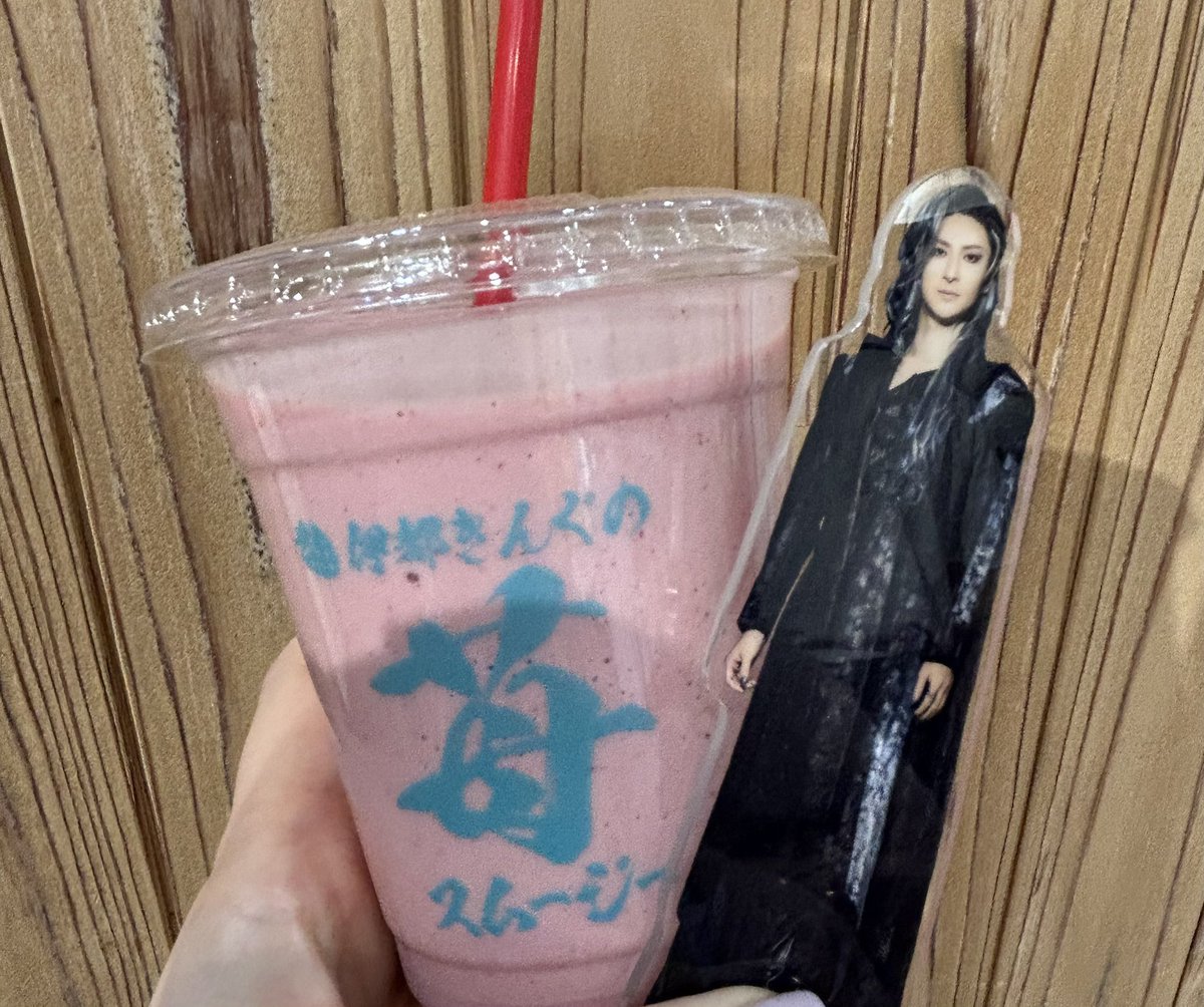 RYieFun's tweet image. 福岡で買ったもの食べたもの😋

🍓いちご
鈴懸さんは近くに店舗がないので、ここぞとばかりに苺大福を💕
苺は商店街の果物屋さんで買ってホテルで食べる幸せ、今回は2パック✨
伊都きんぐのスムージーは寒くても飲む🥤