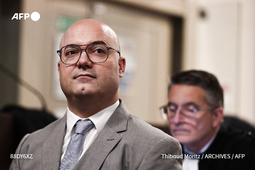 ⚖️ Le maire d'Orange, Yann Bompard, a été condamné lundi à 5 ans d'inéligibilité avec exécution provisoire pour avoir occupé un emploi fictif de collaborateur parlementaire. La députée RN Marie-France Lorho a écopé de la même peine pour ne pas avoir mis fin à ce contrat de