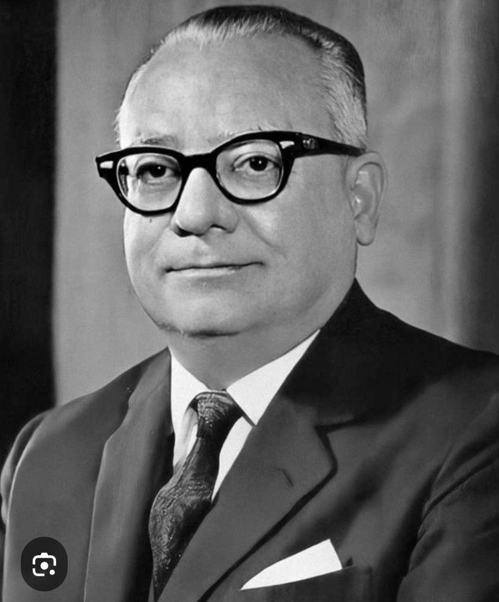 homeroboscan's tweet photo. El gobierno de Romulo Betancourt (1959-64) ha sido el que más aprovechó el petróleo para beneficiar a los venezolanos. Construyó grandes obras como la represa El Guri y el puente sobre el lago; llenó el país de liceos  y combatio a Fidel Castro y su comunismo. Murió en 1981. https://t.co/u6VNpw8kjf