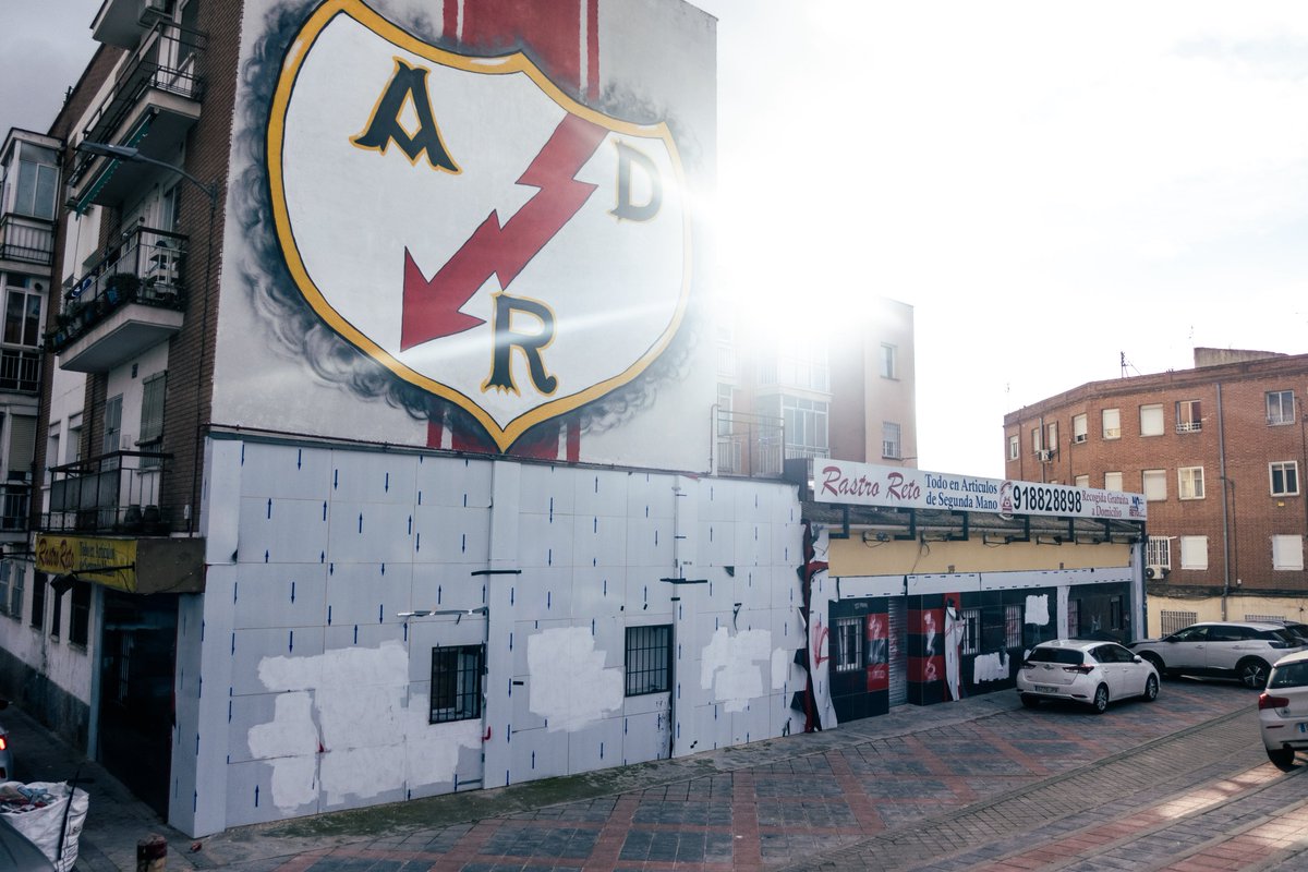 Llevo un tiempo preparando un reportaje fotográfico sobre la situación de la vivienda en los márgenes, centrado en Vallekas (fotos en desahucios, airbnbs donde había negocios…) El otro día me crucé con esto. Vallekas y el Rayismo, cansados de la especulación y la gentrificación.