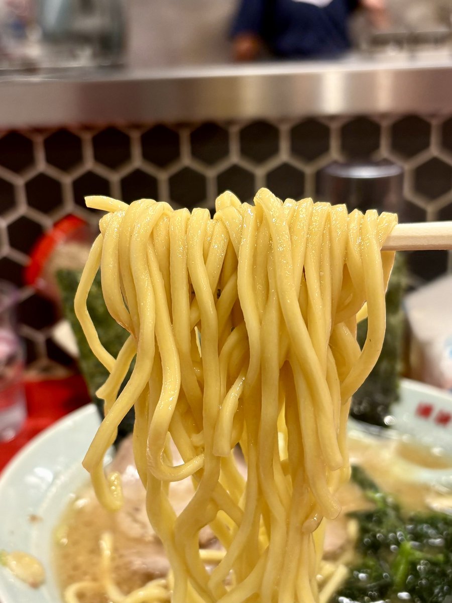 runnerDaibar's tweet image. 横浜ラーメン 六角家1994+
／新横浜ラーメン博物館

チャーシューメン　かた濃い多め

くーーーっ‼️
めっちゃ美味ーーーーい😍💕💕

程よい醤油感に豚の出汁感
豚の旨みや鶏油のコクのバランスもよく
クラシカルで飲みやすいスープ😋

モチモチ食感の中太麺
スープとの絡みもよく啜りが止まらない🍜…