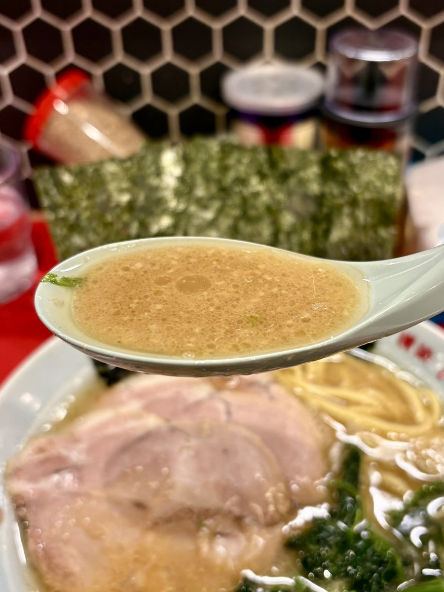 runnerDaibar's tweet image. 横浜ラーメン 六角家1994+
／新横浜ラーメン博物館

チャーシューメン　かた濃い多め

くーーーっ‼️
めっちゃ美味ーーーーい😍💕💕

程よい醤油感に豚の出汁感
豚の旨みや鶏油のコクのバランスもよく
クラシカルで飲みやすいスープ😋

モチモチ食感の中太麺
スープとの絡みもよく啜りが止まらない🍜…