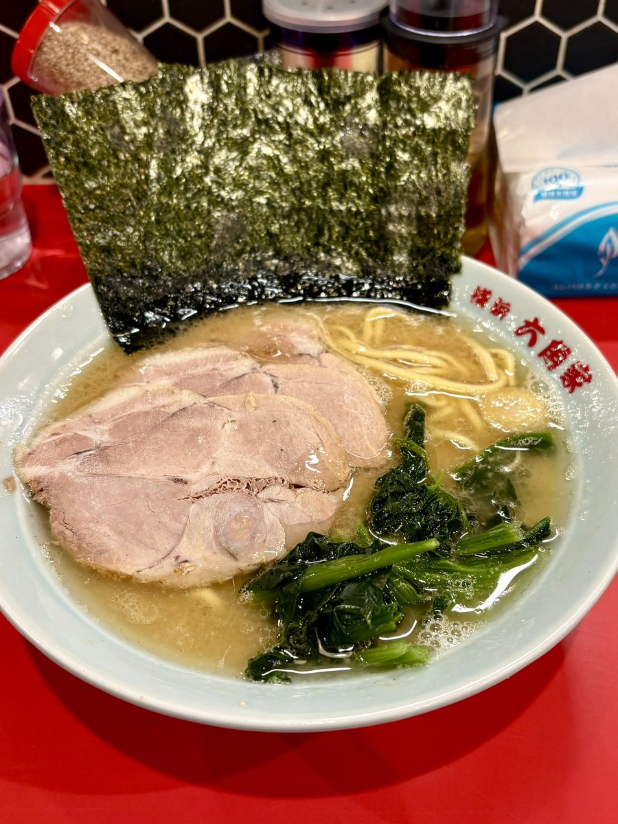 runnerDaibar's tweet image. 横浜ラーメン 六角家1994+
／新横浜ラーメン博物館

チャーシューメン　かた濃い多め

くーーーっ‼️
めっちゃ美味ーーーーい😍💕💕

程よい醤油感に豚の出汁感
豚の旨みや鶏油のコクのバランスもよく
クラシカルで飲みやすいスープ😋

モチモチ食感の中太麺
スープとの絡みもよく啜りが止まらない🍜…