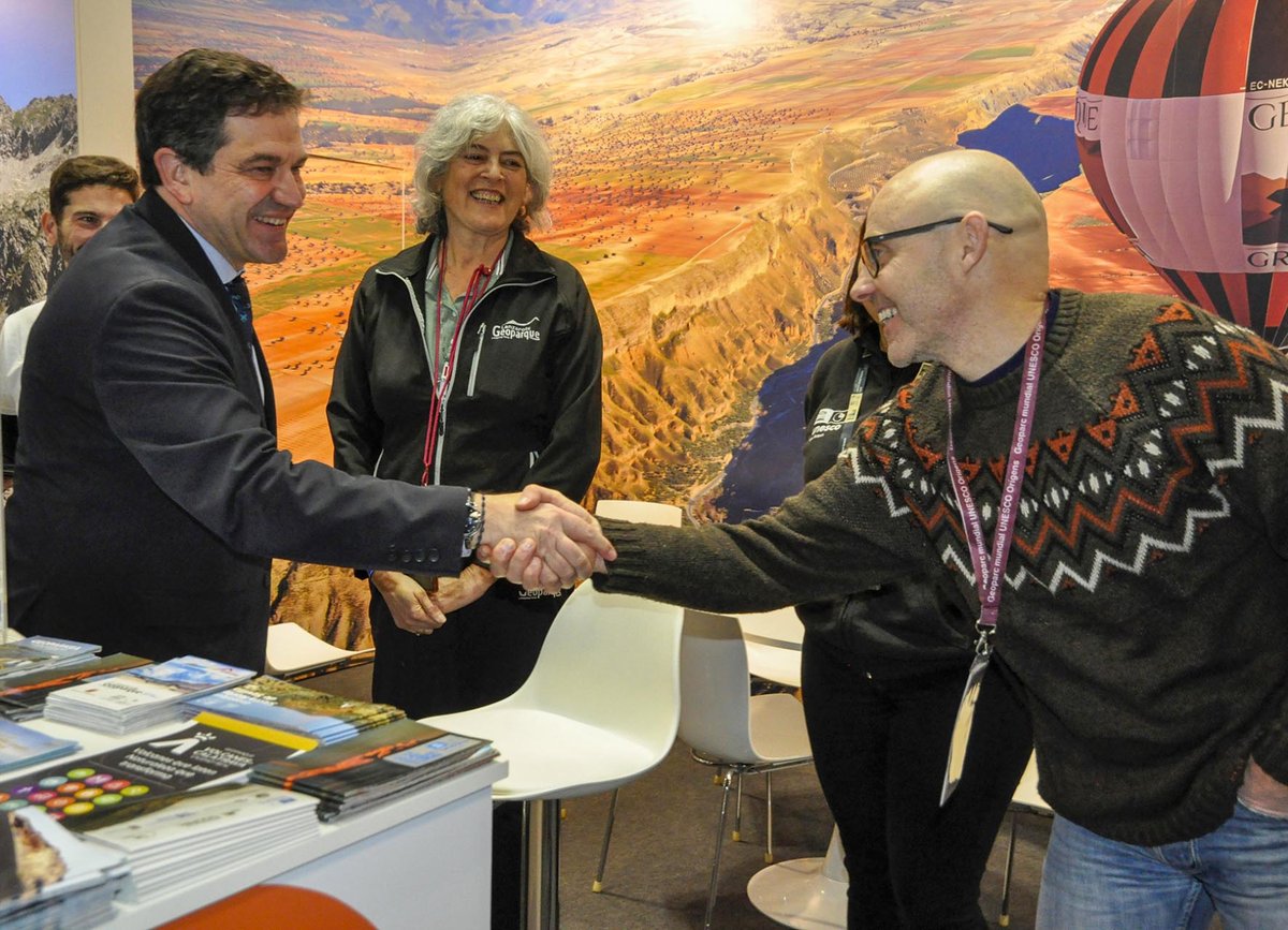 GeoParqueVolcan's tweet photo. El presidente de la Diputación de Ciudad Real, Miguel Ángel Valverde, y la vicepresidenta Sonia González han visitado en #FITUR el estand de la Red Española de Geoparques https://t.co/FWfZfOYdcF https://t.co/XupS37lu1n