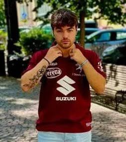 La morte di Davide Borgione, 19 anni, a Torino tra il 22 e il 23 gennaio, è una fotografia spietata di ciò che siamo diventati. Caduto all’alba dalla bici elettrica, è rimasto a terra sotto la pioggia per minuti interminabili senza che nessuno lo aiutasse. Un’auto potrebbe averlo