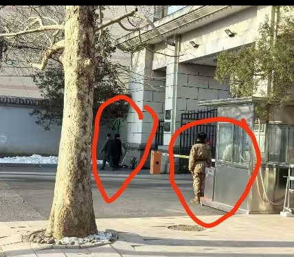 习抓张刘后(1)
1,将撤销中央军委,成立包含军工,军民融合,退伍军人事务在内的大委员会,彻底削弱军权,这也是他不再增补军委委员的根本原因.
2,以后政治局里无军人位置.
3,军纪委庞大工作组已进驻沈阳,深挖彻查张又侠任沈阳军区司令员时的问题。
4,北京各军队大院侧门平时的单岗全部换成双岗加双黑衣人.