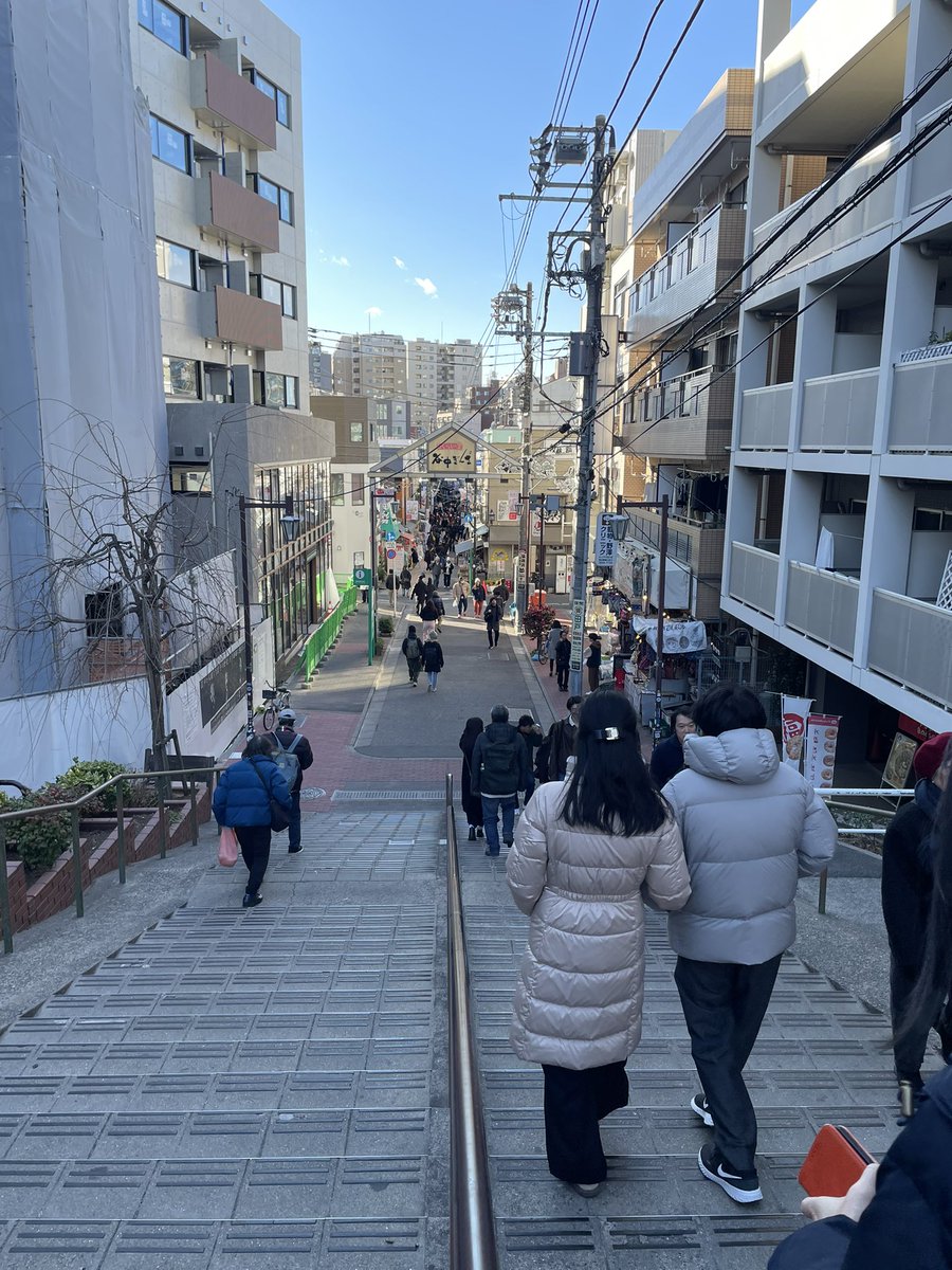 kobakin's tweet photo. 昨日は北風が強く寒い一日となりました。
(雪国の方にはなんて事無いかもしれませんが、、、)
早稲田の穴八幡宮から谷根千に向かい、お昼は美華のニラそばをいただきました。 https://t.co/v4zvNHPq3v