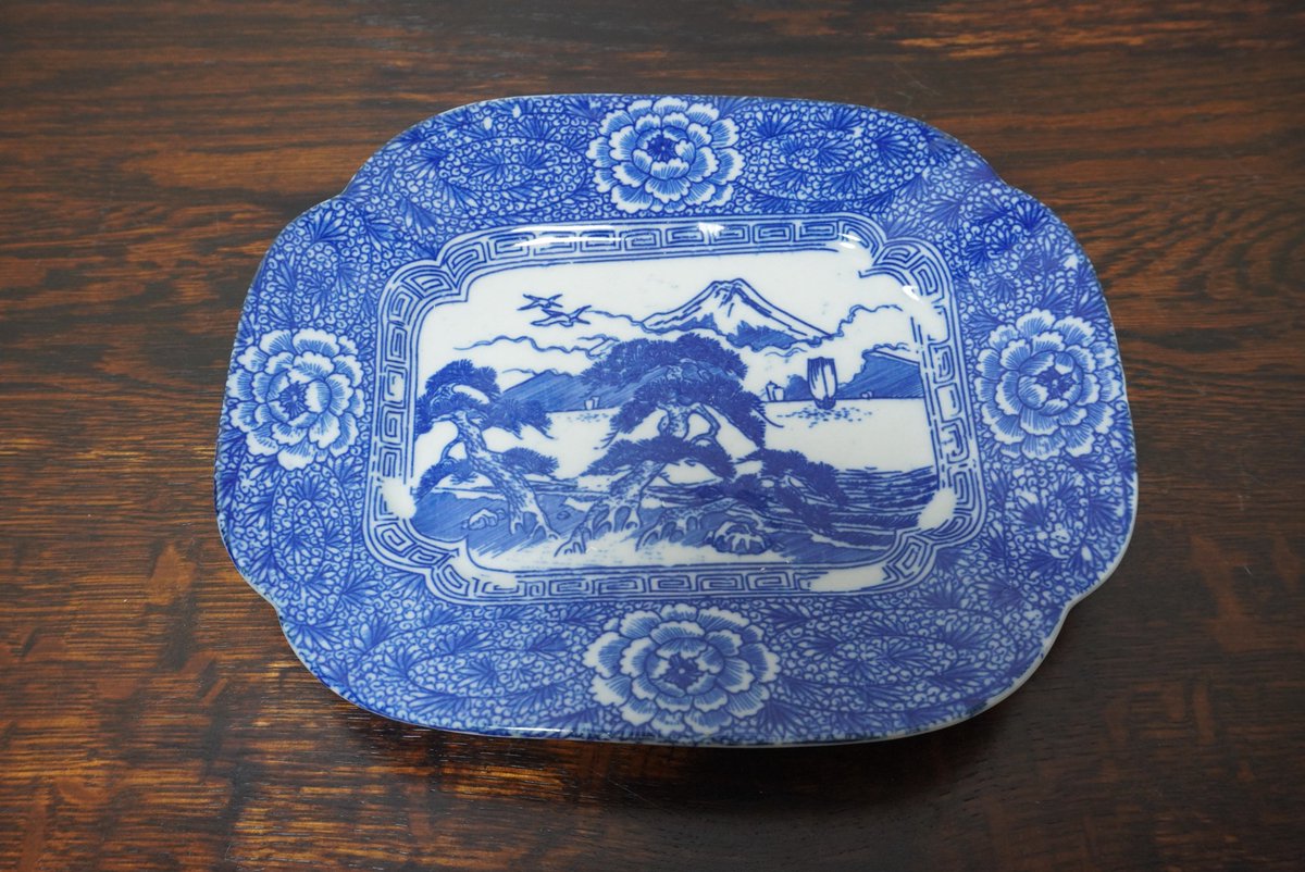 印判の変形角皿、約20cm。富士と松原、帆の点景までがみっちり収まっ