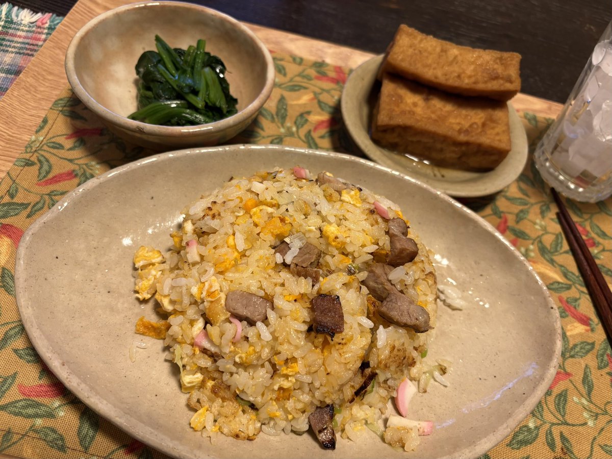 shonanwave01's tweet photo. 今日の晩御飯
テレビ見ててどうしても食べたくてチャーハン
厚揚げは甘辛く煮て、ほうれん草のお浸し☺️☺️☺️ https://t.co/LahB8KBJf1