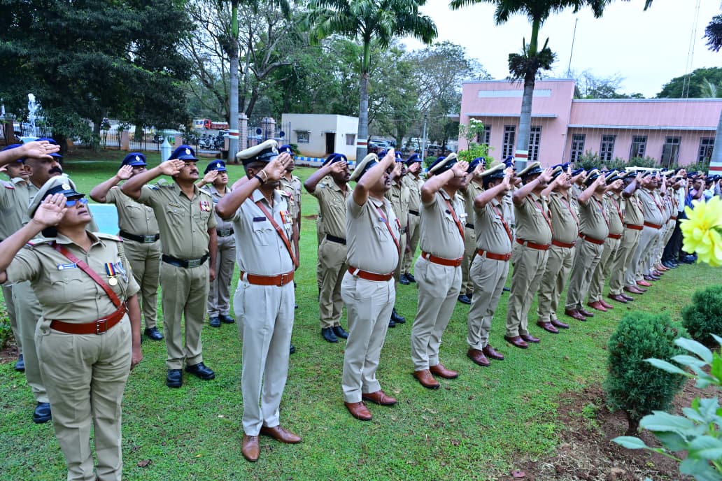 ಮೈಸೂರು ಜಿಲ್ಲಾ ಪೊಲೀಸ್ ಅಧೀಕ್ಷಕರಾದ ಮಾನ್ಯ ಶ್ರೀ ಮಲ್ಲಿಕಾರ್ಜುನ ಬಾಲದಂಡಿ ಐಪಿಎಸ್ ರವರು ಮತ್ತು ಅಧಿಕಾರಿ ಸಿಬ್ಬಂದಿಗಳು ಉಪಸ್ಥಿತರಿದ್ದರು.
<a href="/DgpKarnataka/">DGP KARNATAKA</a> <a href="/Rangepol_SR/">IGP SR Mysuru</a> 
<a href="/KarnatakaCops/">ಕರ್ನಾಟಕ ರಾಜ್ಯ ಪೊಲೀಸ್ Karnataka State Police</a> <a href="/112Mysuru/">112 MysuruDistrict</a>