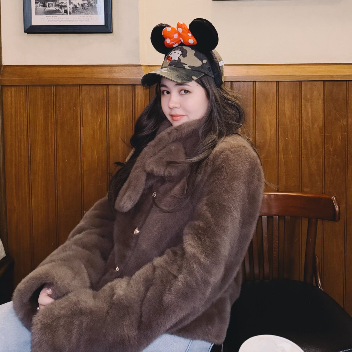 nchdaq's tweet photo. มีคนขอพิกัดเสื้อภาพแรก แบรนด์ไทยฮะ malimays หยิบใส่ไป disneysea วันที่อากาศเลขตัวเดียว อุ่นมาก ขนสวย คือเพื่อนทายว่าหลายพันแต่จริงๆกดใส่โค้ดมา 900 บาท ได้ผ้าพันคอด้วย🫶🏽🐻🍪 https://t.co/xCrGXxw5z0