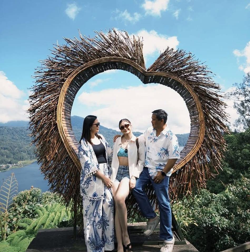 BLOOMS! Birthday din ni Tita Jhonna. Sabay sila ni Jho. So let’s greet the best mom of the best leader! Happy Happy Birthday Tita Jho! Thank you for raising a wonderful unica hija in Tintin! 2,3 Mabuhay! 🌸💙❤️🥹🤟🫶

JHOANNA RIDE TO 22

#LeaderJhoannaDay
#BINI_Jhoanna #BINI