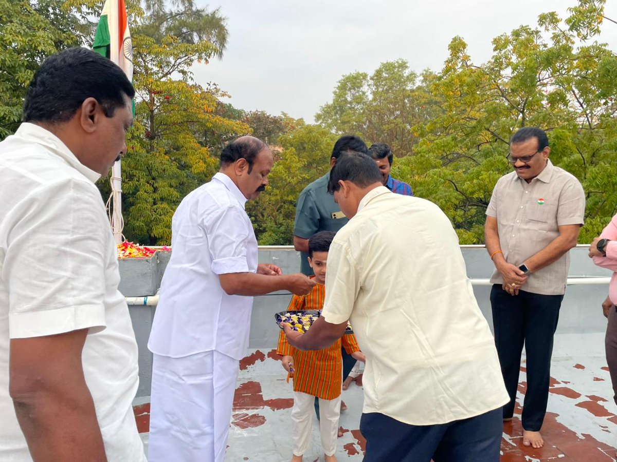 OfficeOfKRP's tweet photo. இந்திய திருநாட்டின் 77ஆவது குடியரசு தினத்தை முன்னிட்டு, சென்னை பசுமைவழிச் சாலையில் உள்ள தாமிரபரணி இல்லத்தில் தேசியக் கொடியினை ஏற்றி மரியாதை செலுத்தினோம்.

அனைவருக்கும் குடியரசு தின நல்வாழ்த்துக்கள்! https://t.co/4ldAV6eL5v