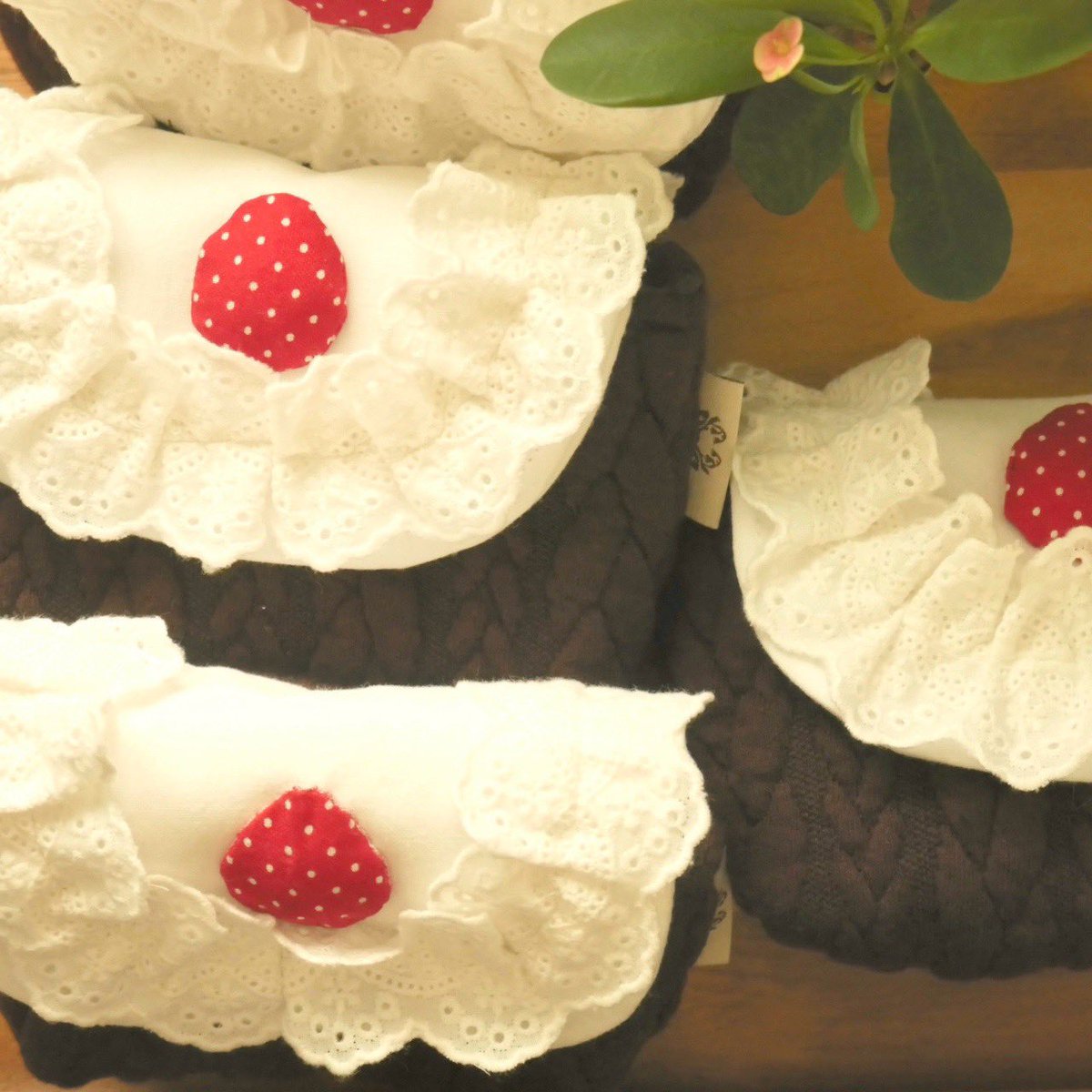 frauparan's tweet image. ‿︵‿︵ʚ˚̣̣̣͙ɞ NOTICE ɞ˚̣̣̣͙ʚ‿︵‿︵‿

소로재 미니 마켓 안내드립니다
#Rt 추첨 디카 파우치를 보내드려요📸🍰

🗓️1월 30일 (금) 오후 8시~
🛒 naver.me/xCtRimgs

설 연휴 전에 받아보실 수 있어요-!
좋은 하루 되시길,,,🤍😘

소로재 드림

︵‿︵ʚ˚̣̣̣͙ɞ THANK YOU ɞ˚̣̣̣͙ʚ‿︵‿