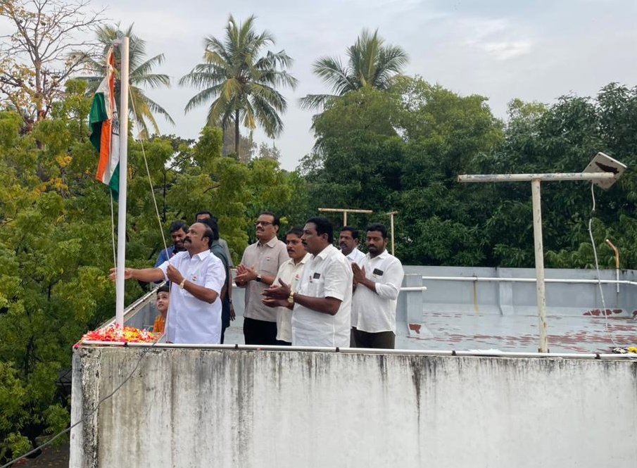 OfficeOfKRP's tweet photo. இந்திய திருநாட்டின் 77ஆவது குடியரசு தினத்தை முன்னிட்டு, சென்னை பசுமைவழிச் சாலையில் உள்ள தாமிரபரணி இல்லத்தில் தேசியக் கொடியினை ஏற்றி மரியாதை செலுத்தினோம்.

அனைவருக்கும் குடியரசு தின நல்வாழ்த்துக்கள்! https://t.co/4ldAV6eL5v