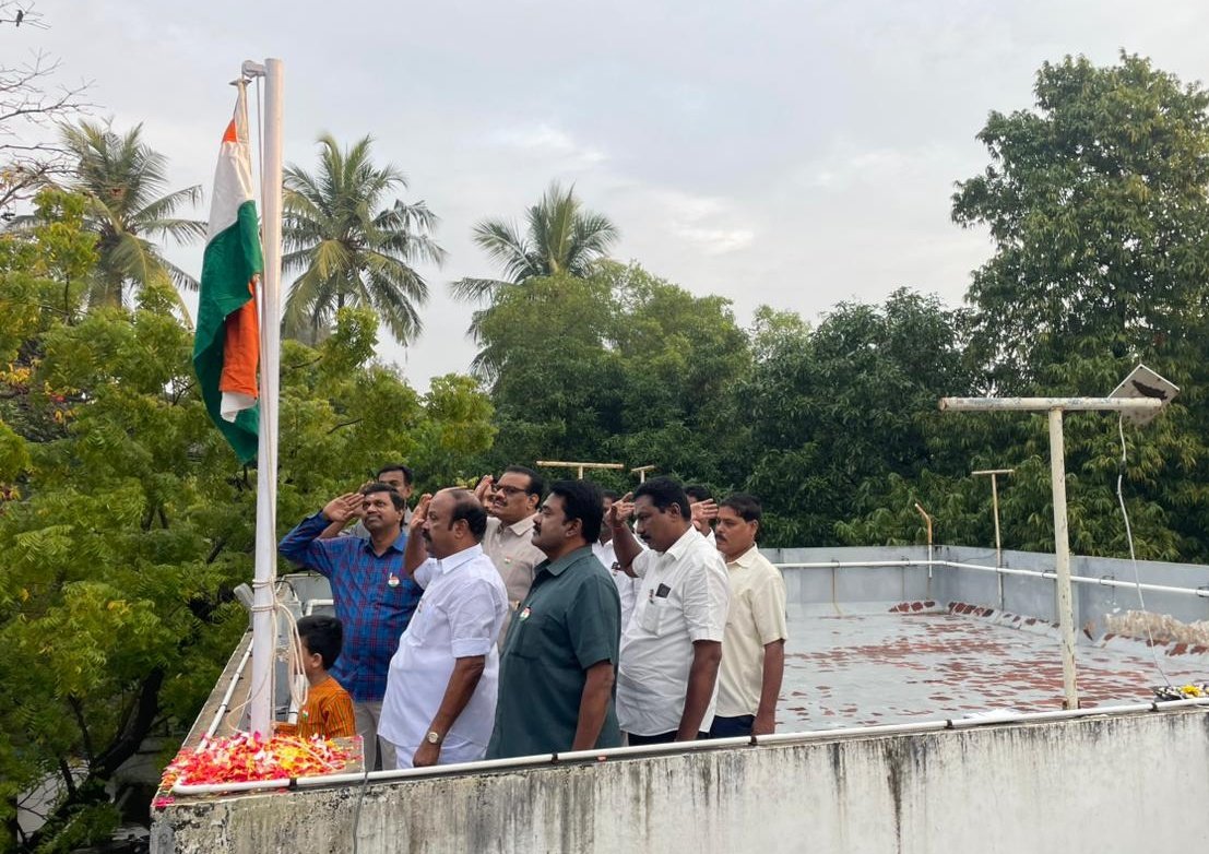 OfficeOfKRP's tweet photo. இந்திய திருநாட்டின் 77ஆவது குடியரசு தினத்தை முன்னிட்டு, சென்னை பசுமைவழிச் சாலையில் உள்ள தாமிரபரணி இல்லத்தில் தேசியக் கொடியினை ஏற்றி மரியாதை செலுத்தினோம்.

அனைவருக்கும் குடியரசு தின நல்வாழ்த்துக்கள்! https://t.co/4ldAV6eL5v